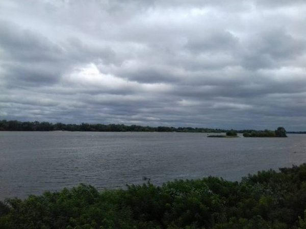 В Кременчуге на пляже «Центральном» купаться можно, но уже холодно