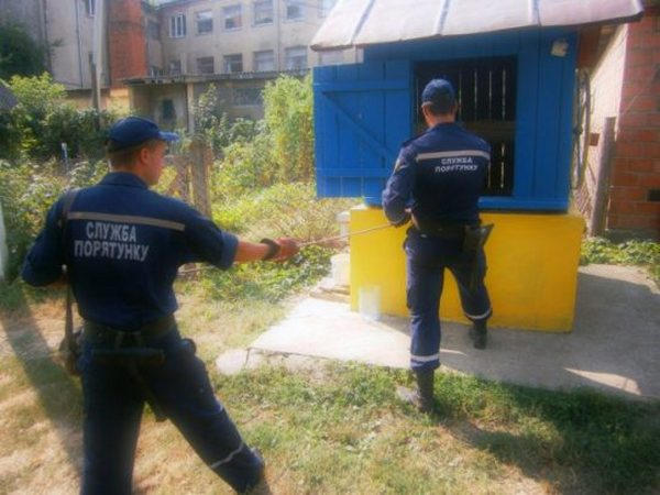 В Кременчуге пенсионера вытягивали из колодца