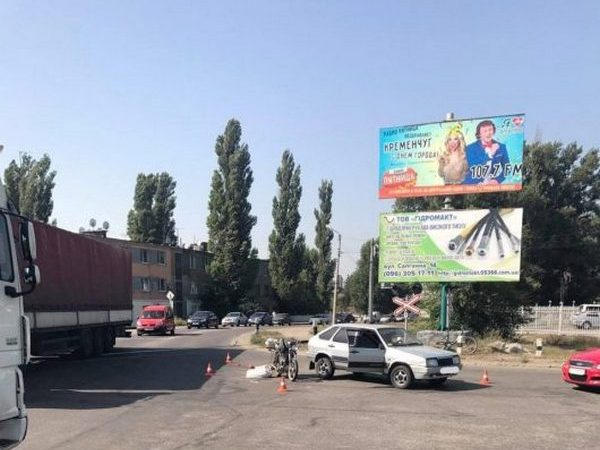 В Кременчуге столкнулись «ВАЗ» и мопед: есть пострадавшие