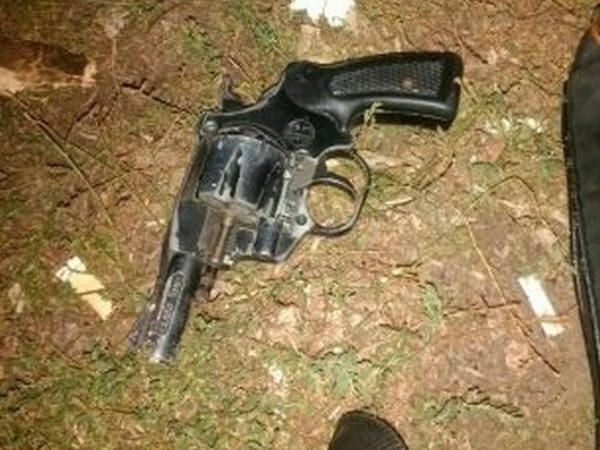 Кременчугская полиция задержала двух парней с наркотиками и оружием