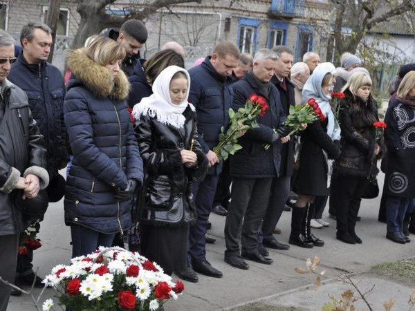 В Кременчуге почтили память жертв Голодомора В Кременчуге почтили память жертв Голодомора