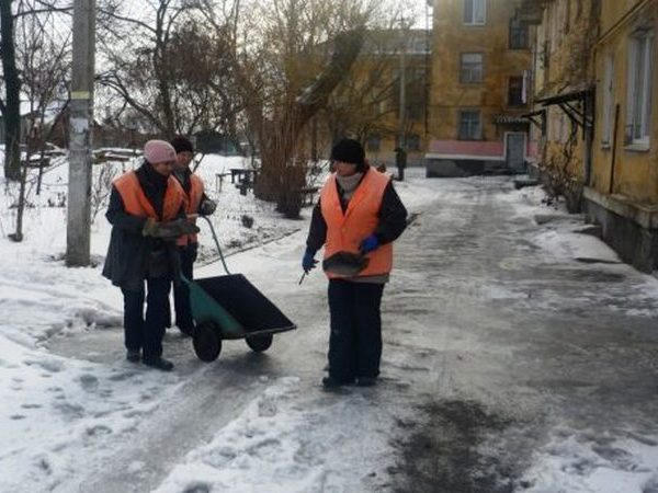 Кременчугские дворники будут своевременно посыпать тротуары во время гололеда