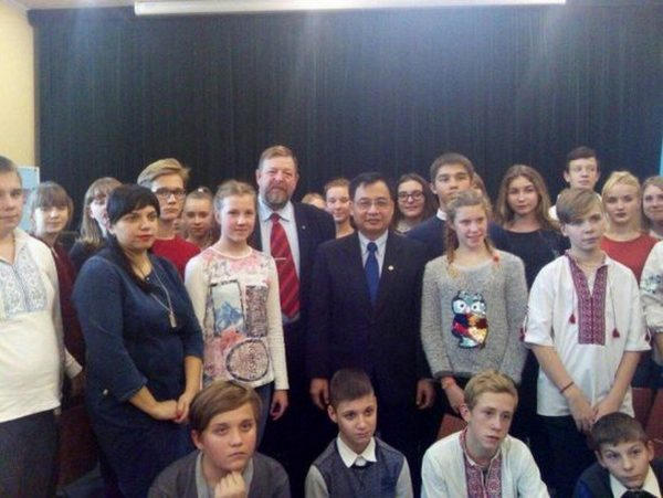 Юные кременчужане обучались азам дипломатии в Посольствах в Киеве Юные кременчужане обучались азам дипломатии в Посольствах в Киеве