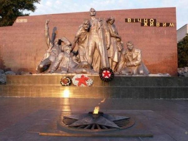 В Кременчуге заканчивается ремонт мемориала «Вечно живым»
