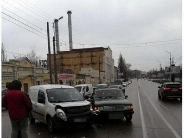 В Кременчуге возле Троицкого рынка произошло ДТП: один из водителей пострадал