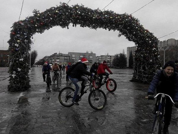 В Кременчуге 35 мокрых Дедов Морозов проехались на велосипедах
