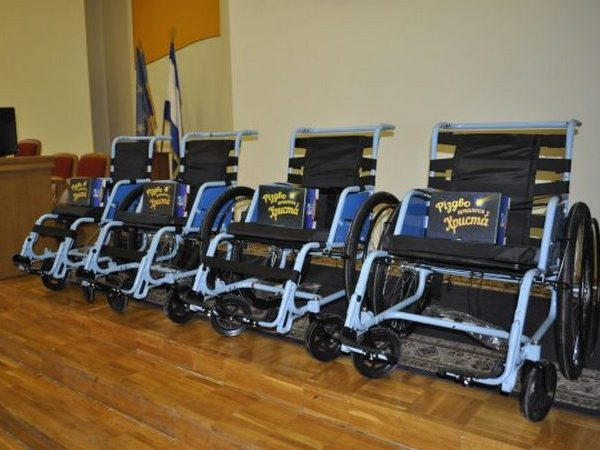 Американцы передали Кременчугу 50 инвалидных колясок