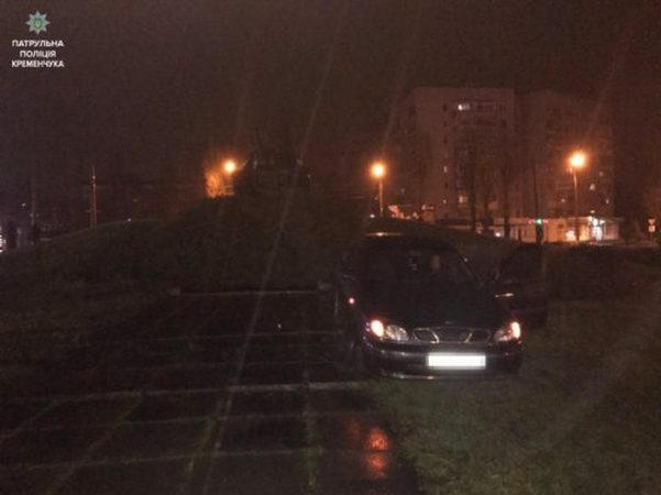Пьяная 26-летняя кременчужанка «припарковала» автомобиль возле памятника
