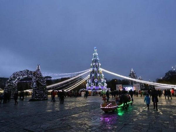 Кременчугскую елку признали самой красивой в Украине