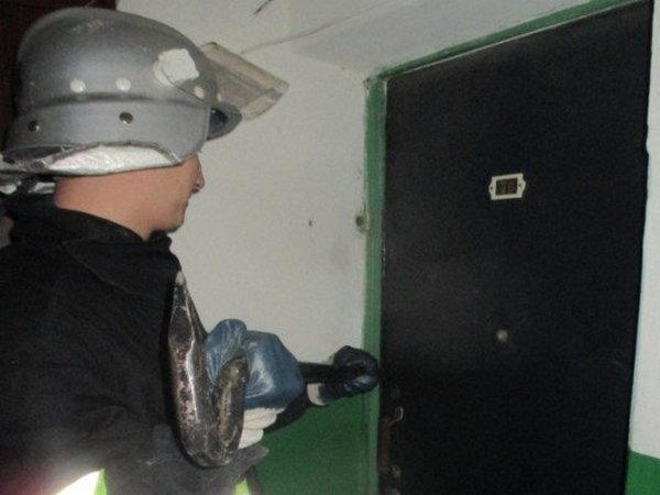 Кременчугские спасатели нашли в закрытой квартире труп мужчины
