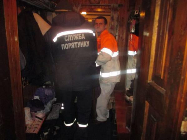Кременчугские спасатели помогали медикам донести больную до кареты «скорой»