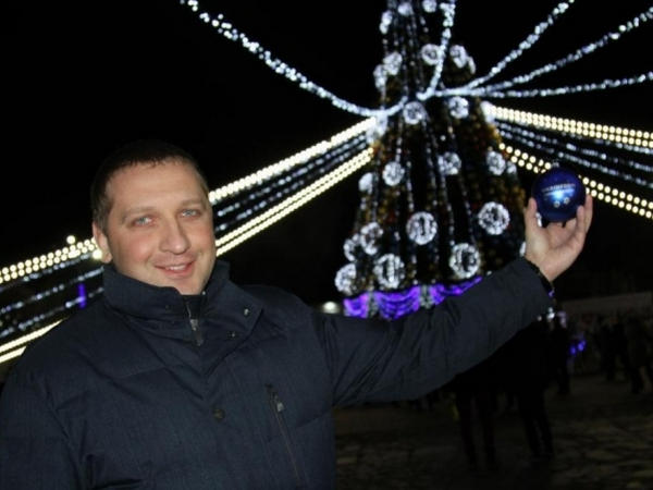 Кременчугские вандалы уничтожили новогодний шар Малецкого