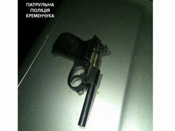 Кременчугская полиция задержала автомобиль с пьяным водителем и вооруженным пассажиром