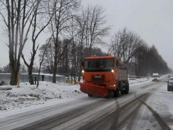 За сутки коммунальная техника совершила 32 выезда на дороги Кременчуга