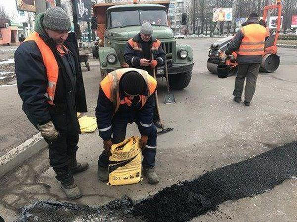 В Кременчуге ликвидируют ямы на дорогах