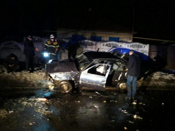 В Кременчуге автомобиль после столкновения с электроопорой загорелся