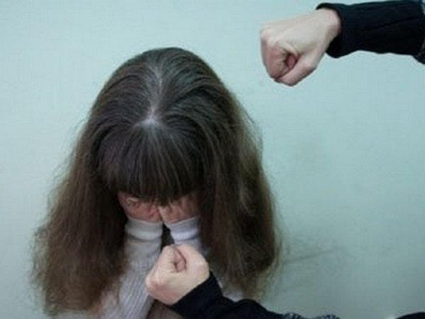 В Горишних Плавнях отчим избил 8-летнюю девочку из-за мобильного телефона