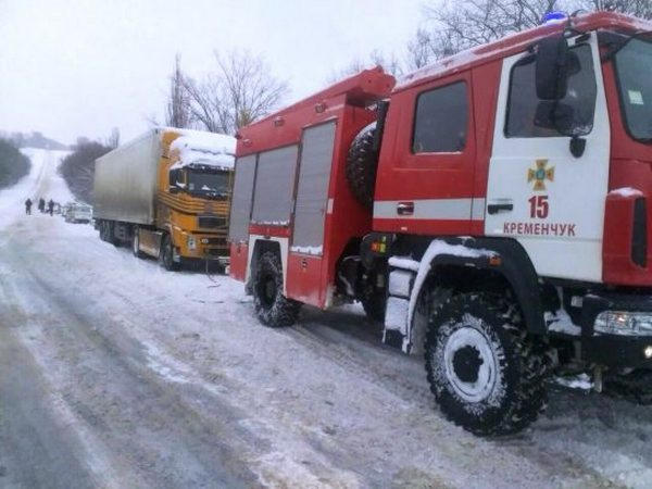 Кременчугские спасатели продолжают освобождать автотранспорт из снежного плена