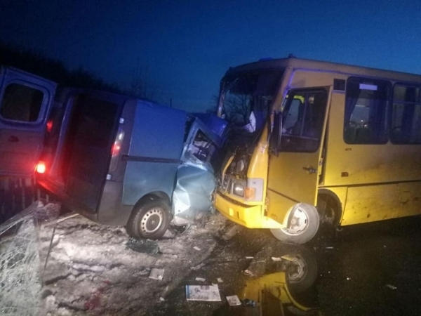 Под Кременчугом рейсовый автобус попал в ДТП: есть жертвы и погибшие