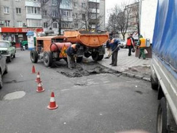 За две недели кременчугские коммунальщики отремонтировали 300 кв. м дорог