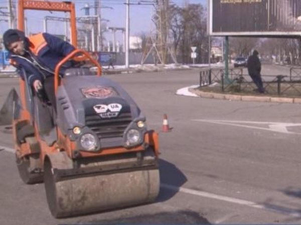 Ежедневно в Кременчуге становится на 50 м меньше ям на дорогах