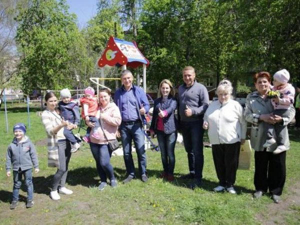 Самый активный двор Кременчуга получил от Шаповалова детскую площадку