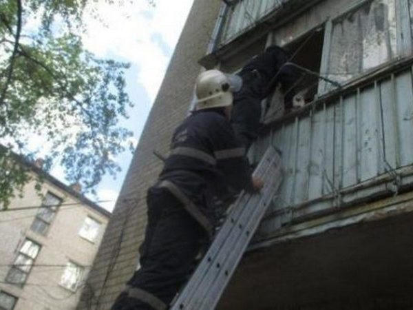 Кременчугским спасателям пришлось дважды выезжать на аварийное открытие дверей