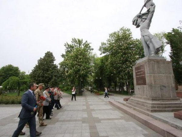 Кремнчужане возложили цветы к памятникам и мемориальным местам, братским могилам