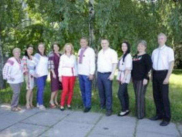 Кременчугские чиновники облачились в вышиванки