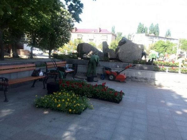 В Кременчуге возле памятных мест высадили порядка 4 тысяч саженцев цветов