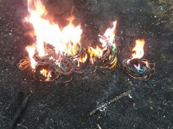 В Кременчуге парень среди белого дня обжигал коммуникационные провода