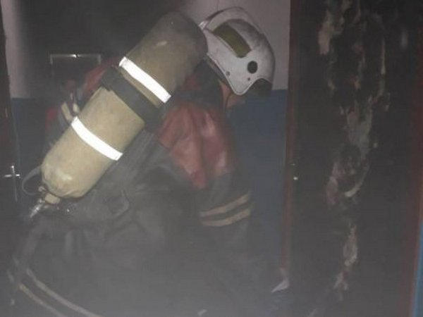 В одной из квартир кременчугской многоэтажки загорелись входные двери