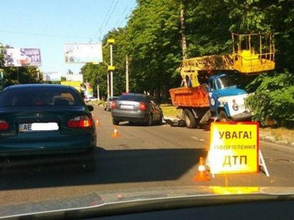 В Кременчуге не разминулись коммунальный грузовик и иномарка