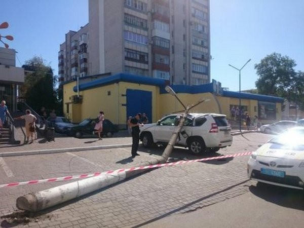 Эффект домино: в Кременчуге грузовик сбил столб, который упал на японский внедорожник