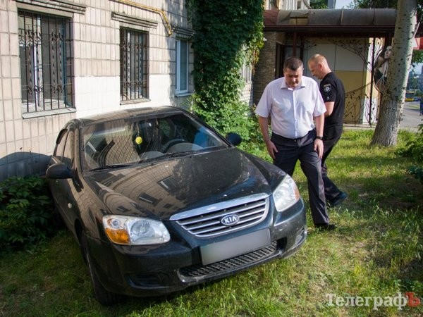 Угнанный в Кременчуге автомобиль был обнаружен припаркованным в стену