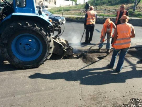 Кременчугские дорожники взялись за дорожное полотно на Автокразовском бульваре