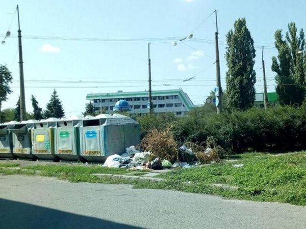 Кременчужан просят не складировать мусор возле контейнеров Кременчужан просят не складировать мусор возле контейнеров