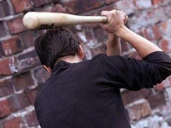 В Кременчуге трое неизвестных избили и ограбили 47-летнего мужчину