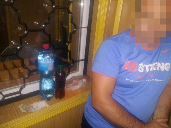 Фельдшер пытался передать кременчугским осужденным 2 литра алкоголя и 500 гривен