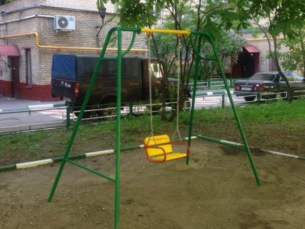 В Кременчуге ребенок попал в больницу, покатавшись на качели