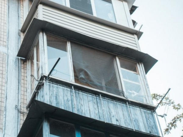 В Горишних Плавнях мужчина выпал с балкона 4-го этажа
