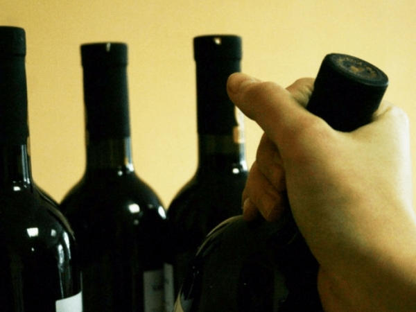 В Кременчуге судили женщину, которая пыталась вынести из кафе 7 бутылок алкоголя