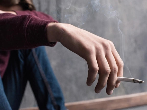 В Кременчуге женщину оштрафовали за курящего сына-подростка