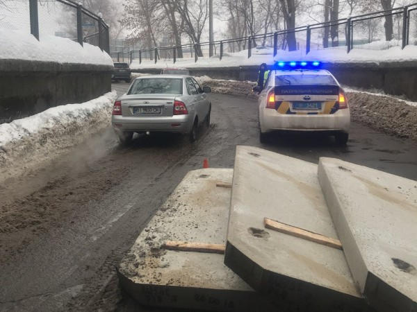 В Кременчуге водитель грузовика «растерял» бетонные плиты