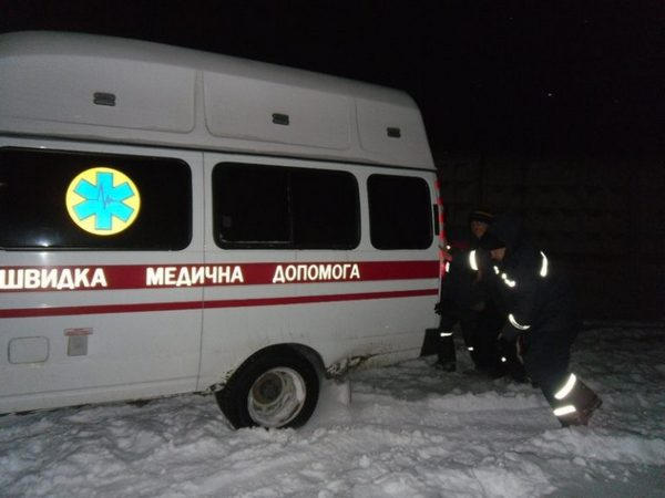 В Кременчуге сотрудники ГСЧС спасли карету скорой из снежного плена