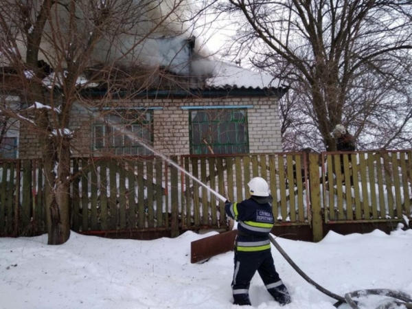 Кременчугские спасатели тушили частный дом и хозяйственное здание