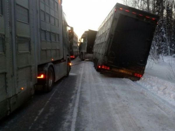 В Кременчуге три грузовика застряли из-за непогоды
