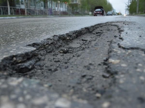 Кременчужане решили измерить для чиновников ширину и глубину ям на дорогах