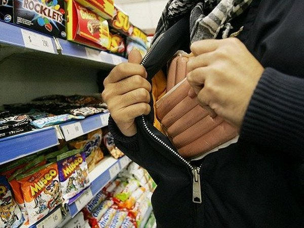В Кременчуге изголодавшийся мужчина вынес из магазина сыр, колбасу и алкоголь