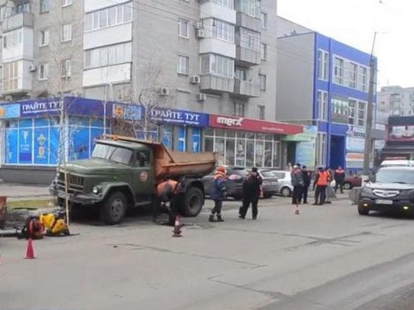 Кременчугские коммунальщики больше двух недель борются с ямочностью на дорогах